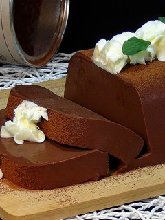 Una foto de Pastel cremoso de chocolate sin horno y sin batidora