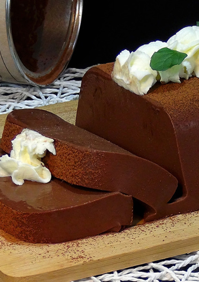 Una foto de Pastel cremoso de chocolate sin horno y sin batidora