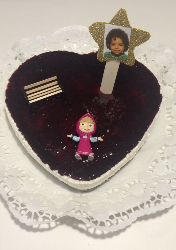 Una foto de Tarta de queso y mermelada de moras silvestres