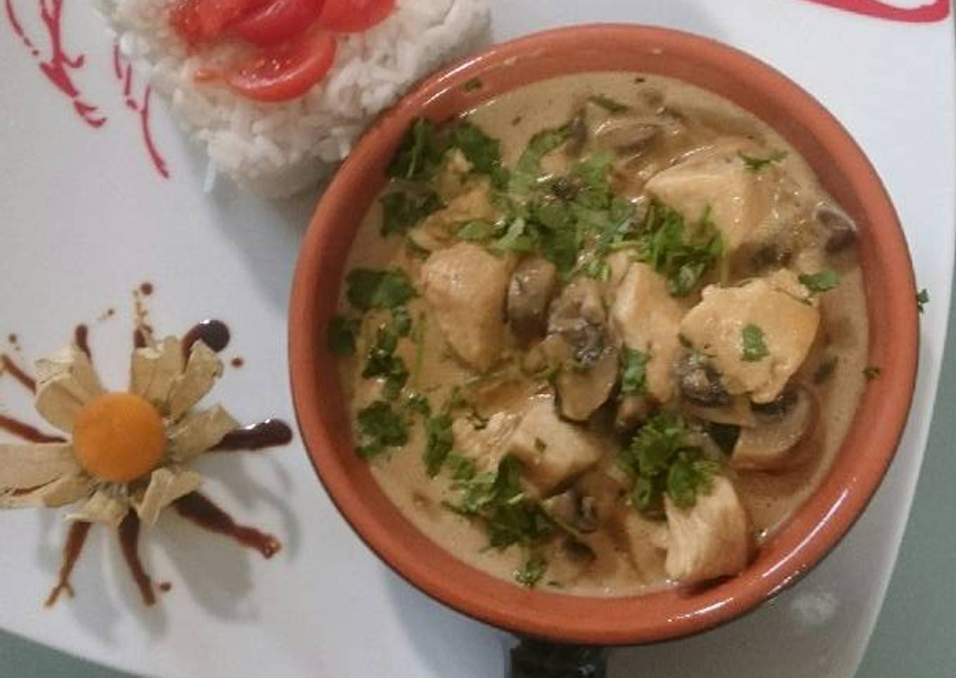 Pollo en salsa strogonoff