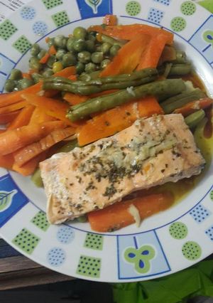 Una foto de Salmón con verduras