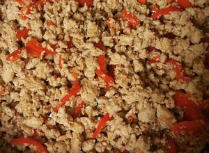 Hình của món Gà băm xào ớt chuông, húng quế.