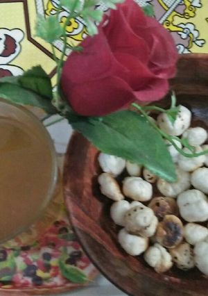 A picture of Roasted makhana with lemon tea.