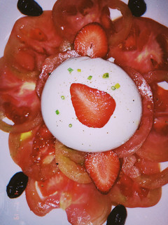 Una foto de Burrata con flor de tomate, fresa y aceitunas de Aragón