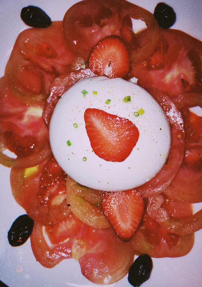 Una foto de Burrata con flor de tomate, fresa y aceitunas de Aragón