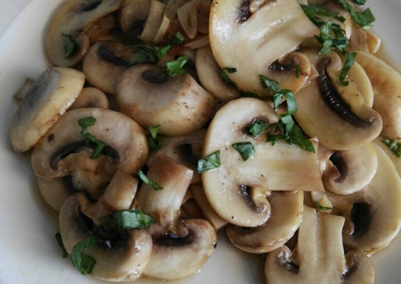 Champiñones al ajillo