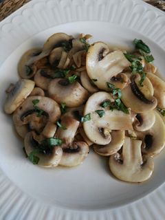 Una foto de Champiñones al ajillo