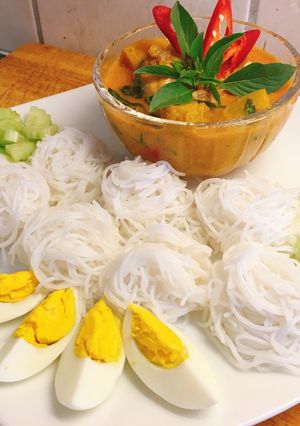 รูปของ ขนมจีน+แกงคั่วฟักทองไก่ใส่กะทิ By ครัวแม่ศรีเหลี่ยม