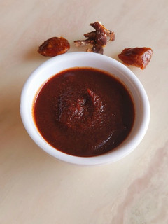 ખજૂર-આંબલી ની ચટણી(khajoor aambli chutney recipe in Gujarati) રેસીપી મુખ્ય ફોટો
