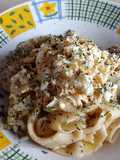 Tagliatelle con albóndigas y huevo rallado