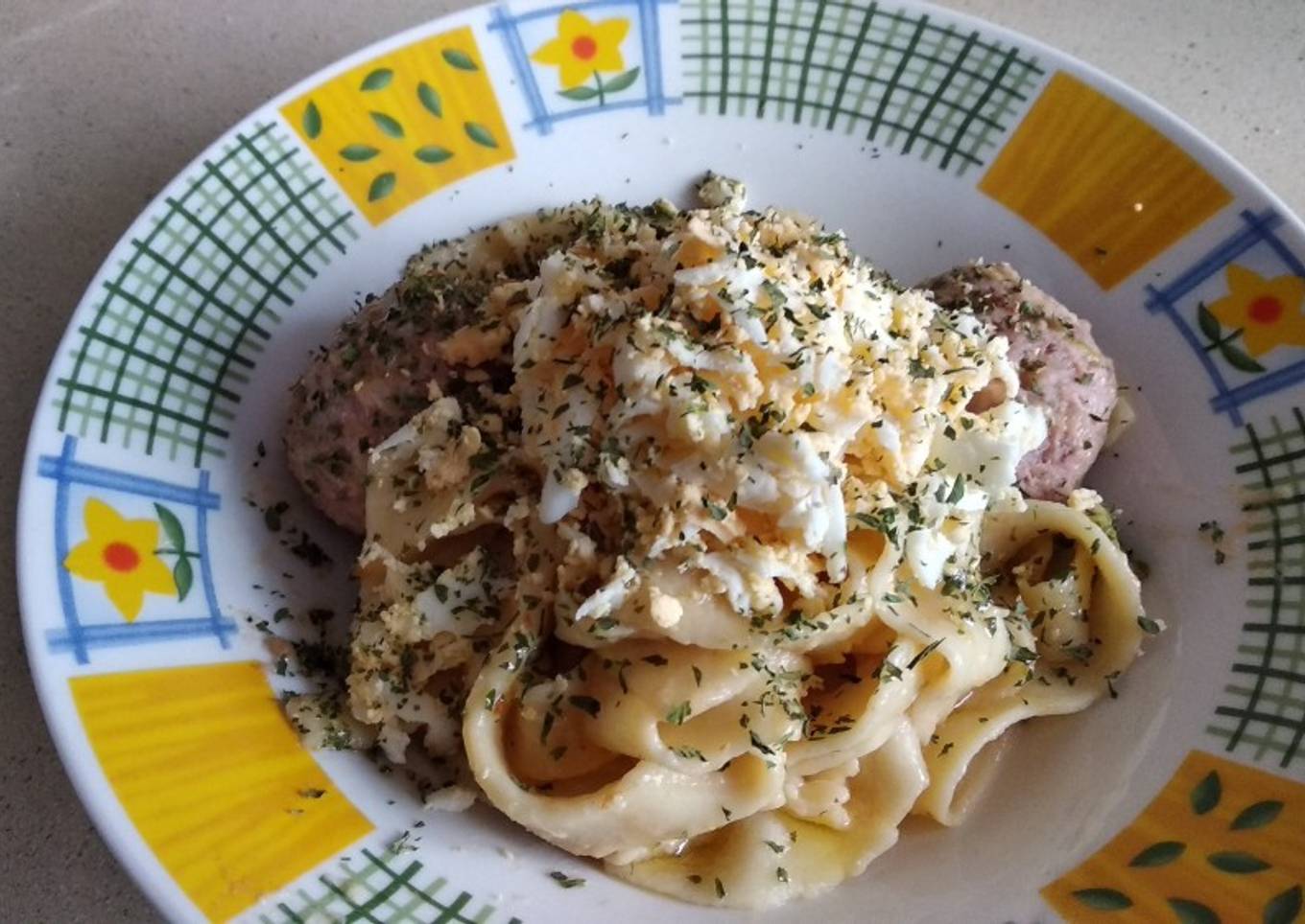 Tagliatelle con albóndigas y huevo rallado