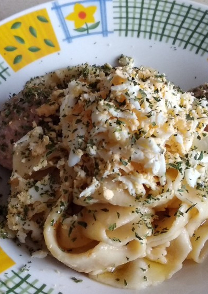 Una foto de Tagliatelle con albóndigas y huevo rallado