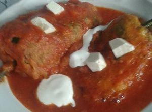 Una foto de Chiles rellenos *Platillo típico del mes patrio* 😋