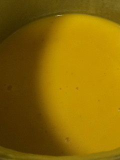 Una foto de Crema de calabaza, zanahorias y langostinos