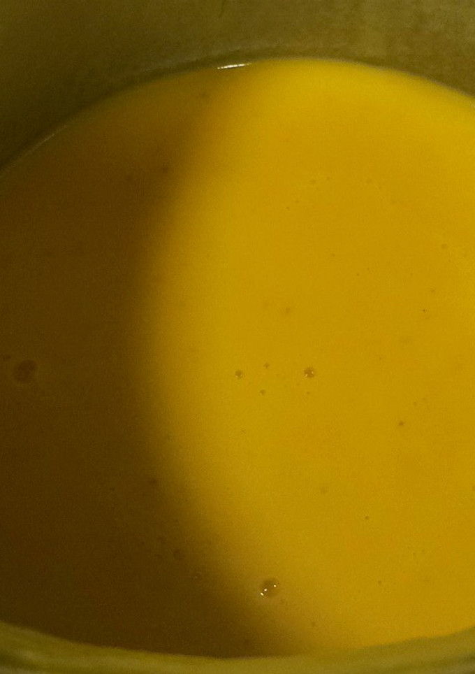 Una foto de Crema de calabaza, zanahorias y langostinos