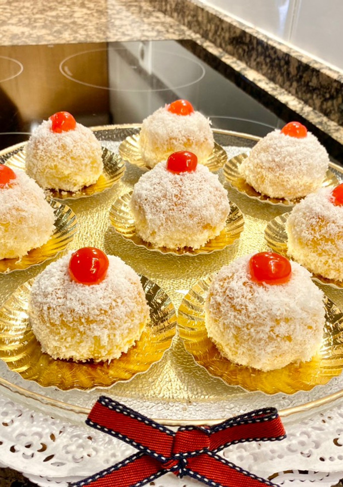 Una foto de Cocadas rellenas con dulce de boniato