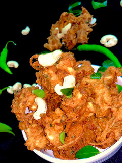 முந்திரி வெங்காய பக்கோடா (Munthiri venkaaya pakoda recipe in tamil) செய்முறை முக்கிய புகைப்படம்