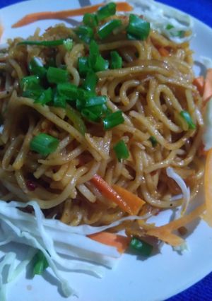 व्हेज नूडल्स (veg noodle recipe in marathi) रेसिपी चे मुख्य फोटो