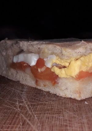 Una foto de Tarta de tomate y huevo para la merienda 😊