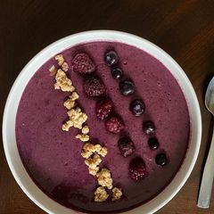 A picture of Berry Blast Smoothie Bowl 𝓥 (𝙿𝚕𝚊𝚗𝚝 𝙱𝚊𝚜𝚎𝚍 𝙼𝚊𝚖𝚊𝚜🌿).