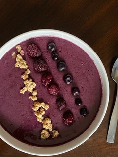 A picture of Berry Blast Smoothie Bowl 𝓥 (𝙿𝚕𝚊𝚗𝚝 𝙱𝚊𝚜𝚎𝚍 𝙼𝚊𝚖𝚊𝚜🌿).