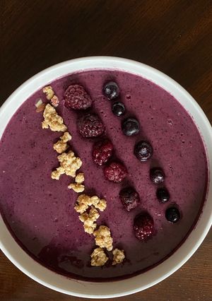 A picture of Berry Blast Smoothie Bowl 𝓥 (𝙿𝚕𝚊𝚗𝚝 𝙱𝚊𝚜𝚎𝚍 𝙼𝚊𝚖𝚊𝚜🌿).