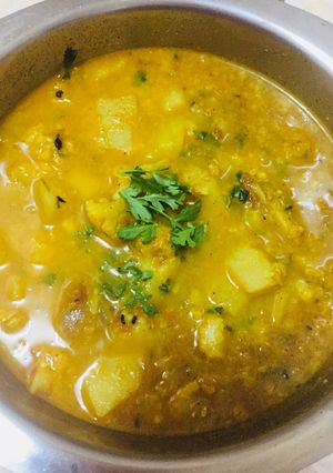 A picture of Aaloo gobhi curry.
