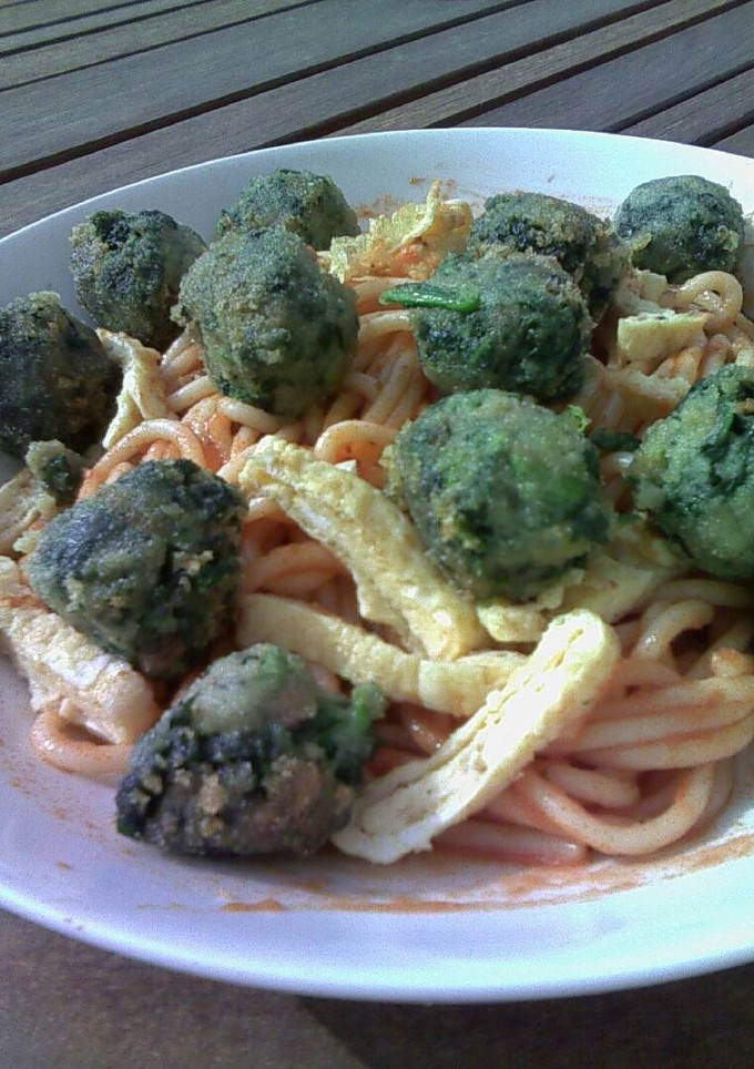 Una foto de Espagueti con tomate y albóndigas de espinacas y arenque ahumado