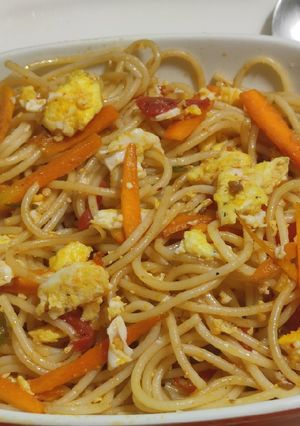 एग हाका नूडल्स (egg hakka noodle recipe in marathi) रेसिपी चे मुख्य फोटो 