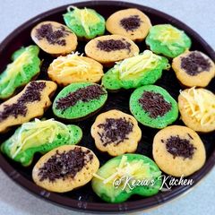 A picture of KUE CUBIT (PINCH CAKE).