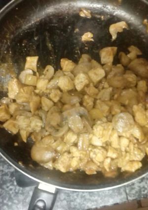 Una foto de Pollo con papas y champiñones(versión niños)