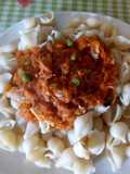 Fideos rojos con atún