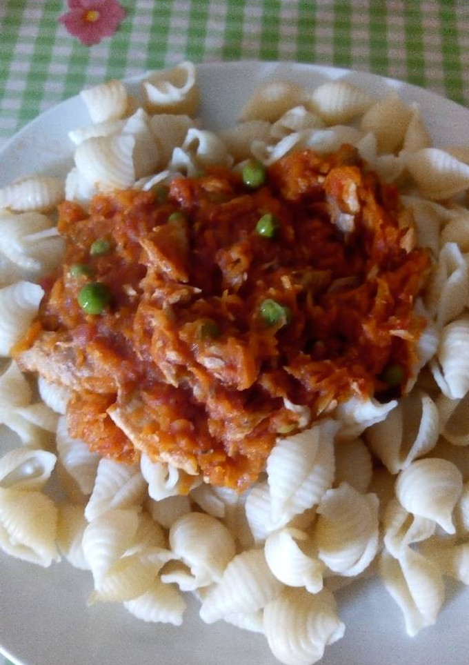 Una foto de Fideos rojos con atún