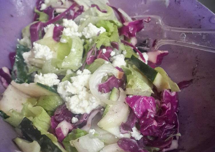 Cara Menyiapkan Salad with feta cheese (greek salad) Lezat Sekali