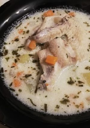Tárkonyos tejfölös csirkeszárnyleves recept fotója