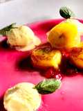 Plátano flambé con granada y helado