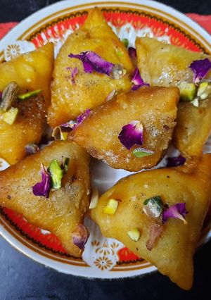 A picture of Mawa samosa.