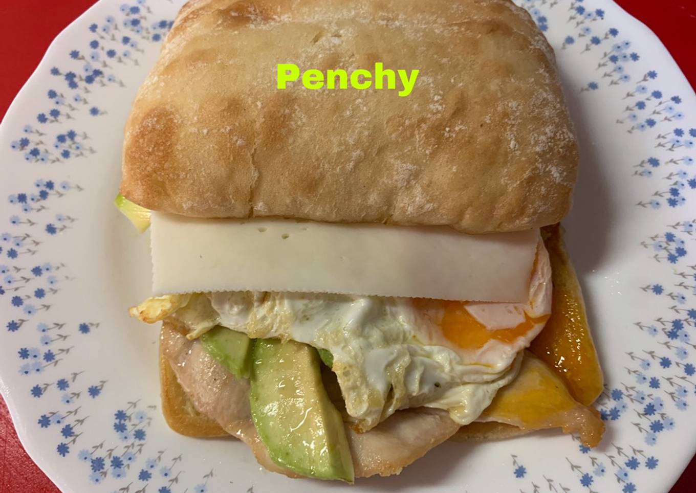 Bocata de pan de cristal, con aguacate, huevo, pollo, y queso de cabra
