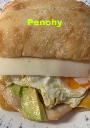 Foto principal de Bocata de pan de cristal, con aguacate, huevo, pollo, y queso de cabra
