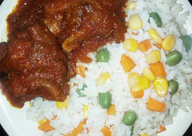 Boiled rice with vegetables,tomato sauce and chicken