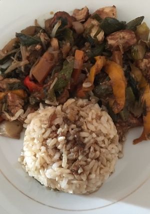 Una foto de Arroz integral con saltado de verduras y pollo a la soya