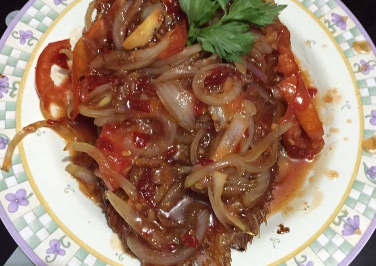 Cara Menyiapkan Ikan mujaer goreng sambel rujak Lezat