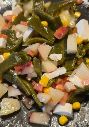 Una foto de Ensalada de judías verdes, queso fresco, maíz y paraguayo