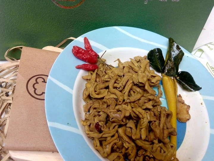 Langkah Mudah untuk Menyiapkan Resep Usus bumbu kuning simpel yang Menggugah Selera Anti Ribet, Uenak Banget