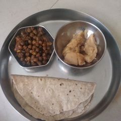 A picture of Kala chana and sheera.