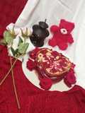एगलेस रेड वेल्वेट ब्राऊनी चीझ केक (Eggless Red Velvet Brownie Cheese Cake recipe in marathi)