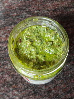 Una foto de Salsa pesto nutritiva vegana de verdolaga y kale sin sal