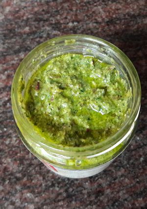 Una foto de Salsa pesto nutritiva vegana de verdolaga y kale sin sal