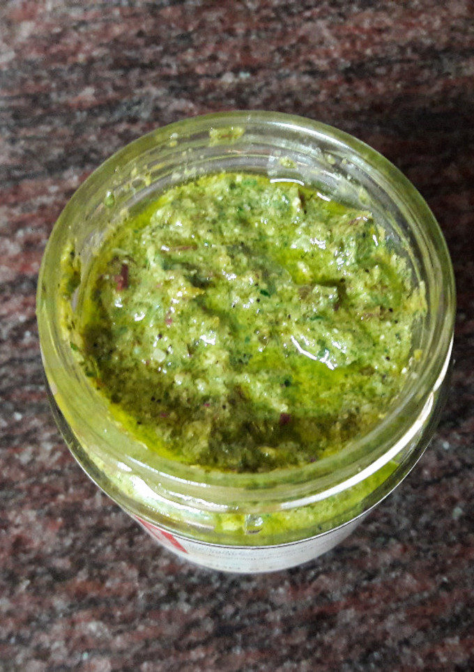 Una foto de Salsa pesto nutritiva vegana de verdolaga y kale sin sal