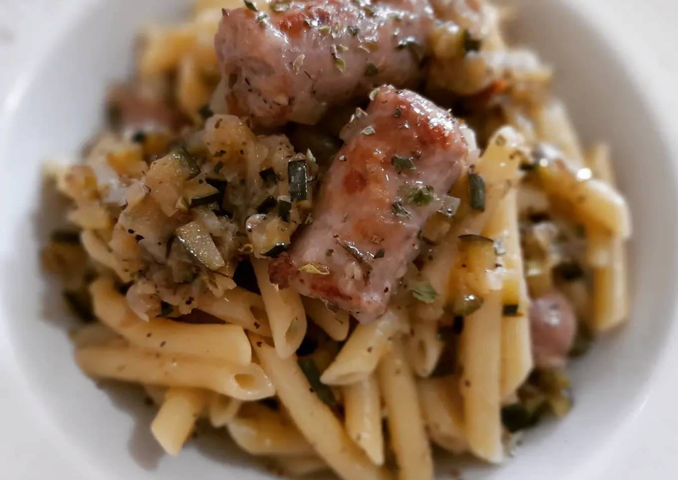 Macarrones con salchichas y calabacín al tomillo